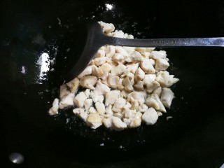 14、泡椒洋葱炒鸡丁,翻炒至变色盛出来