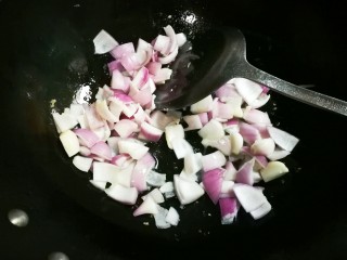 15、泡椒洋葱炒鸡丁,锅中余油放入洋葱翻炒出香味