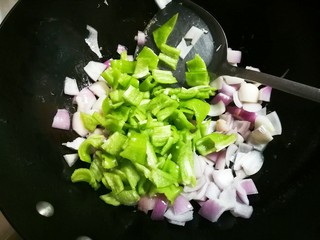 16、泡椒洋葱炒鸡丁,放入泡椒翻炒片刻