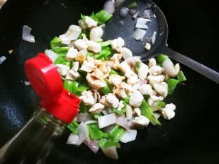 18、泡椒洋葱炒鸡丁,淋入两勺生抽