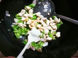 19、泡椒洋葱炒鸡丁,放半小勺盐