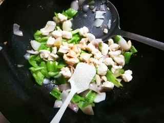 20、泡椒洋葱炒鸡丁,放入一小勺糖