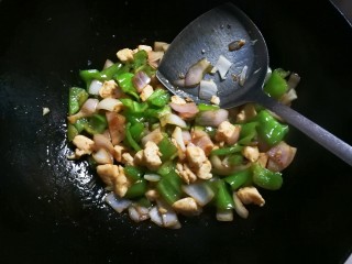 21、泡椒洋葱炒鸡丁,翻炒均匀