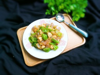 22、泡椒洋葱炒鸡丁,出锅盛盘