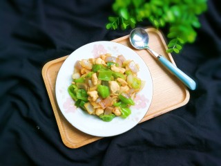 23、泡椒洋葱炒鸡丁,香喷喷的洋葱，脆脆的泡椒，嫩滑的鸡丁来吃吧