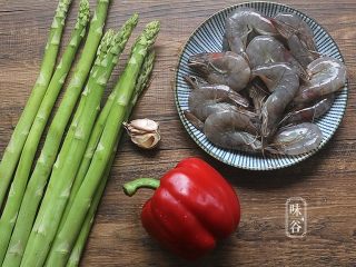 1、芦笋炒虾仁,准备好材料;