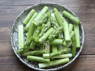 6、芦笋炒虾仁,芦笋洗干净后切段,末端老的部分不要;