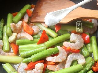 11、芦笋炒虾仁,放入盐;