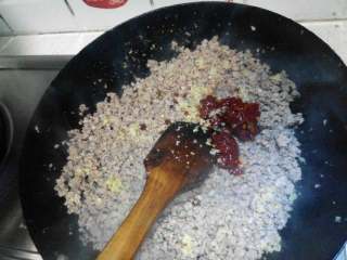 2、杂酱汤面,调入豆瓣酱，姜末，调入一点点盐，鸡精