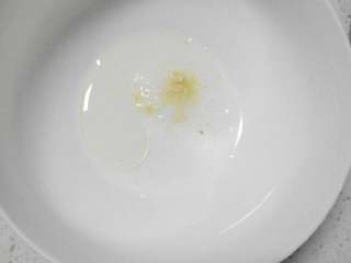 6、杂酱汤面,准备面碗，调入适量盐，鸡精，一点点食用油