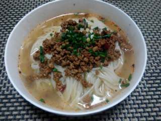 7、杂酱汤面,加入面汤，挑入面条，最后加适量炒好的炸酱，撒上葱花即可