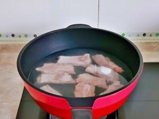 2、孜然排骨,泡好后焯水，肋排冷水下锅，大火烧开煮2分钟，捞出反复冲洗，将排骨上的杂质冲洗干净。