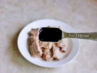 4、孜然排骨,再加入酱油。