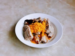 6、孜然排骨,再加入咸蛋黄粉。