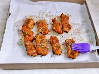 13、孜然排骨,刷上薄薄一层蜂蜜，入烤箱上下180度烤5分钟。