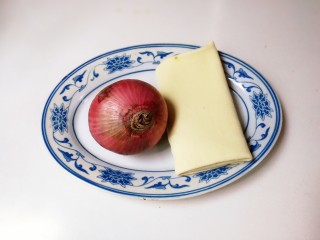1、洋葱百叶丝,准备好食材：百叶，洋葱