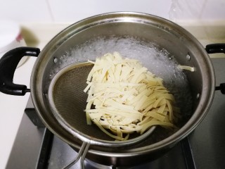 4、洋葱百叶丝,捞出来