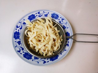 5、洋葱百叶丝,沥掉水