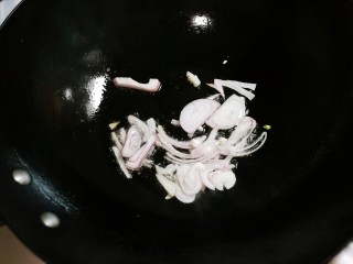 7、洋葱百叶丝,热锅凉油放入洋葱