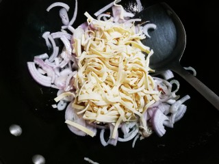 9、洋葱百叶丝,放入百叶丝翻炒均匀