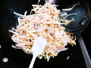 11、洋葱百叶丝,放入少许糖翻炒均匀