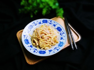 12、洋葱百叶丝,出锅盛盘