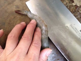 2、蒜蓉粉丝蒸大虾,先剪开虾背,再用刀平着划开(不要切断留着虾尾)、去除虾线