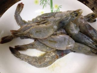 4、蒜蓉粉丝蒸大虾,然后洗净控水,用白胡椒粉、料酒腌10分钟去腥
