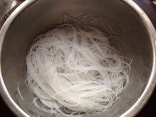 5、蒜蓉粉丝蒸大虾,粉丝用冷水泡软