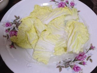 8、蒜蓉粉丝蒸大虾,娃娃菜的叶子洗净摆到盘子底部