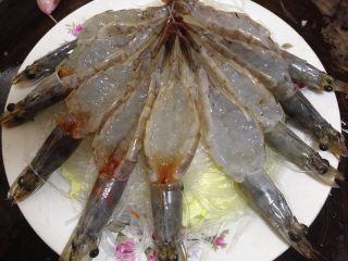 9、蒜蓉粉丝蒸大虾,上面铺上粉丝,最后放上处理好的大虾