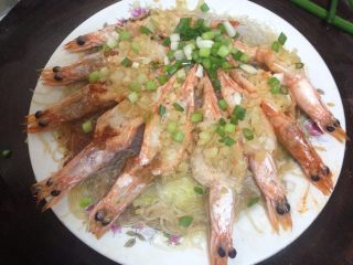 11、蒜蓉粉丝蒸大虾,蒸好的虾出锅后,撒上适量的葱花