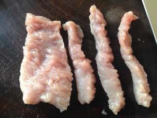 2、糖醋里脊,再切成粗条