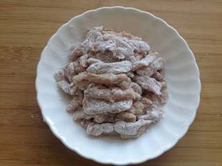 5、糖醋里脊,全部裹上粉备用