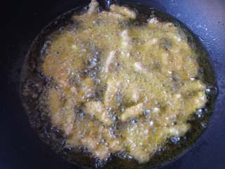 7、糖醋里脊,将里脊肉放入油锅中炸制（要一根一根的放）