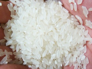 1、枣杞姜米糊,大米淘洗干净浸泡2小时左右。