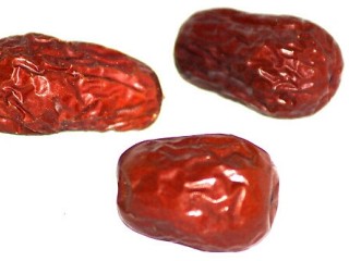 3、枣杞姜米糊,红枣洗净去核、枸杞子淘洗干净一起放碟子里备用。