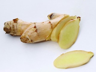 4、枣杞姜米糊,准备姜去皮切薄片，然后将煮好的米饭捞起装碗。