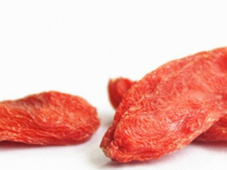 5、枣杞姜米糊,然后依次将煮好的米饭和备好的红枣和枸杞籽、姜片倒入惠尔宝调理杯中。