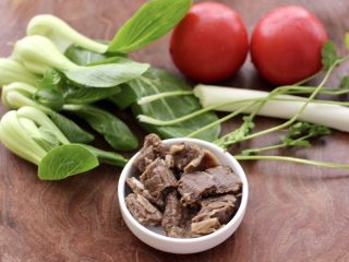 1、冬至美食～番茄青菜牛肉面,首先备齐所有的食材。