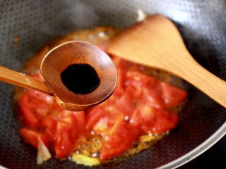 7、冬至美食～番茄青菜牛肉面,这个时候加入生抽调味调色。