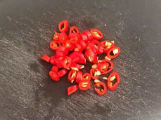 2、醋泡花生米,把小米辣切成小丁