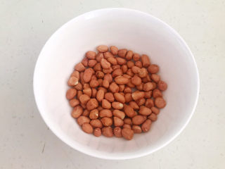 3、醋泡花生米,花生米放入碗里