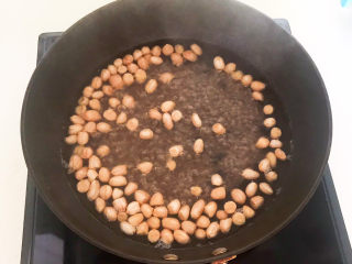 7、醋泡花生米,大火烧开后煮五分钟