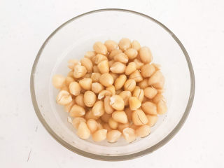 11、醋泡花生米,给所有的花生米都剥去红衣,沥干水份