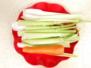 1、清爽开胃西芹百合,准备食材一：西芹和胡萝卜