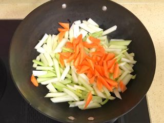 12、清爽开胃西芹百合,炒出西芹的香味后，投入胡萝卜，继续翻炒