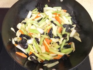 15、清爽开胃西芹百合,这个时候可以加入盐和糖，翻炒几下，使其入味