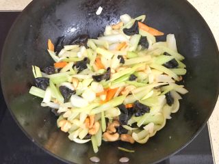 16、清爽开胃西芹百合,可以出锅了