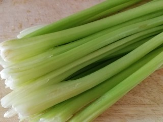 1、西芹炒虾仁,西芹洗干净。